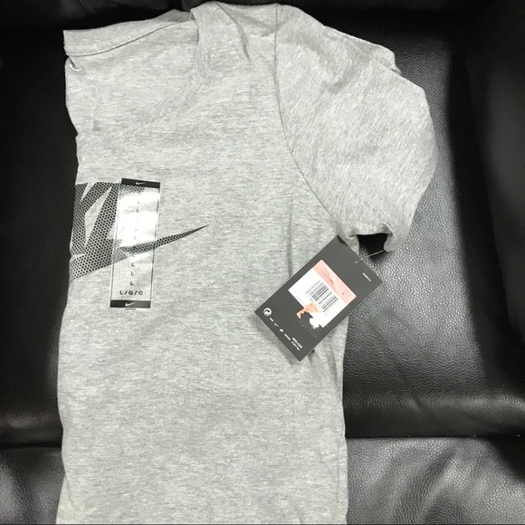 Active Nike t-shirt. - Picture 2 of 2